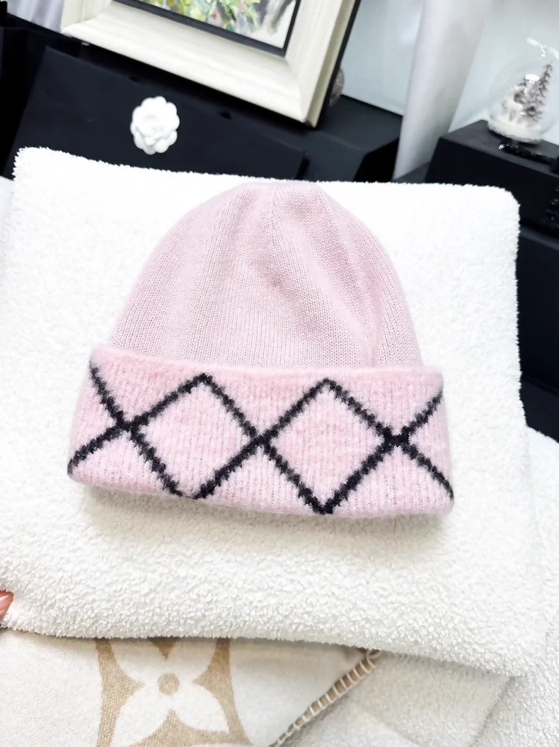 Chanel 24B pink and black cashmere beanie with large double C logo - Image 3