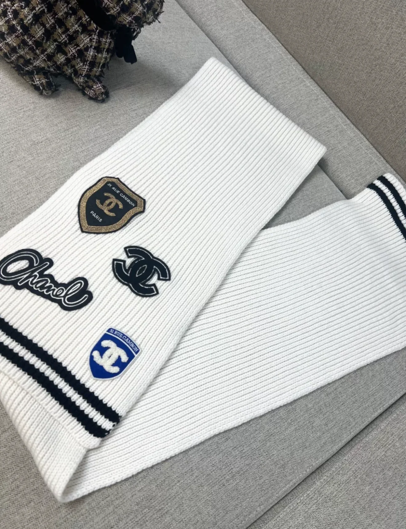 Chanel 24B White cashmere scarf - Image 2