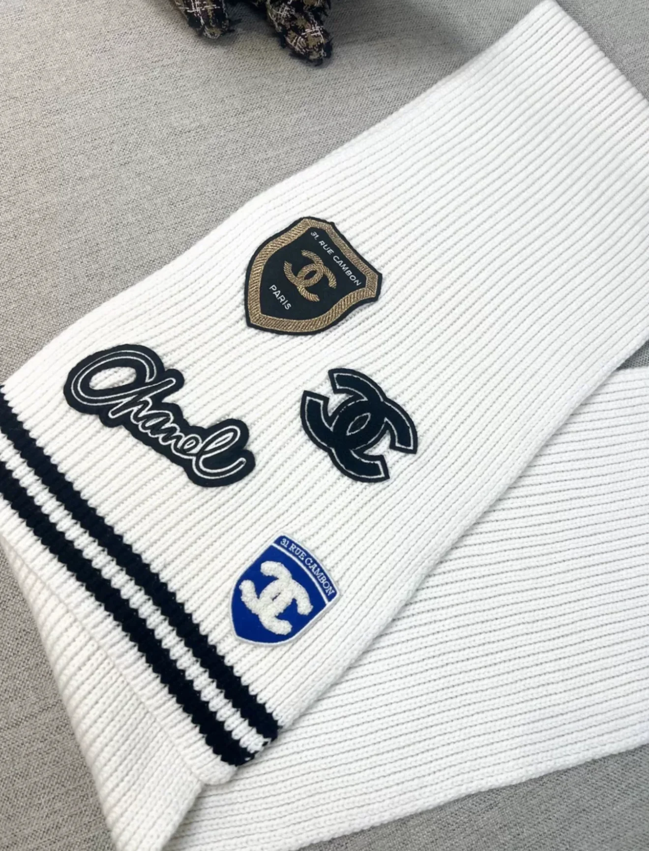 Chanel 24B White cashmere scarf - Image 3