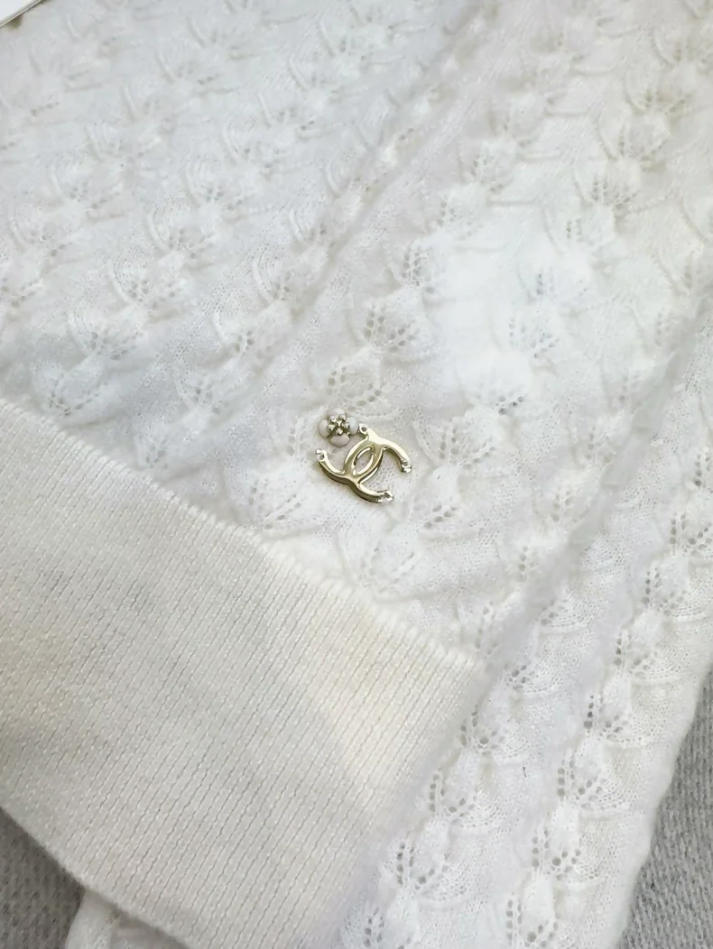 Chanel 24B white cashmere sweater - Image 3