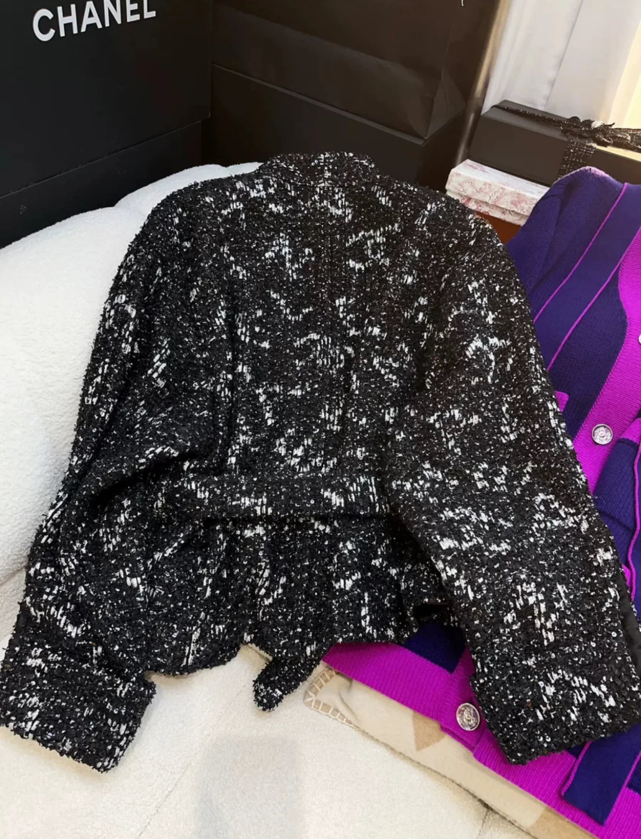 Chanel 24C Black Sequin Tweed Jacket with belt - Image 4