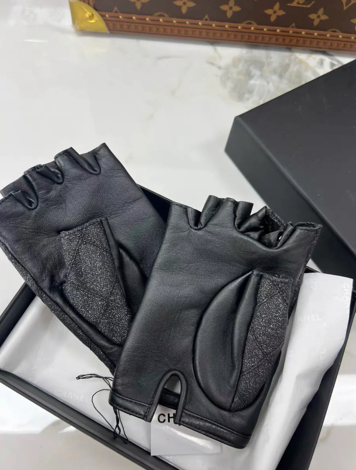 Chanel 24C CC gloves, brand new size 7.5, complete set with receipt - Image 4