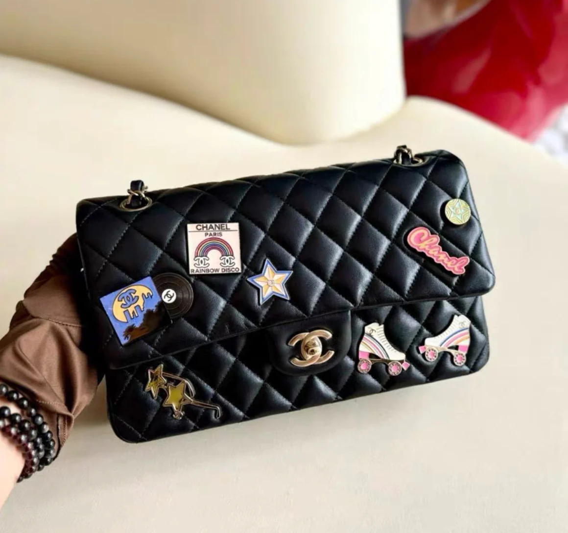 Chanel 24C Flap Bag in Black Leather Embellished with Charms - Image 2
