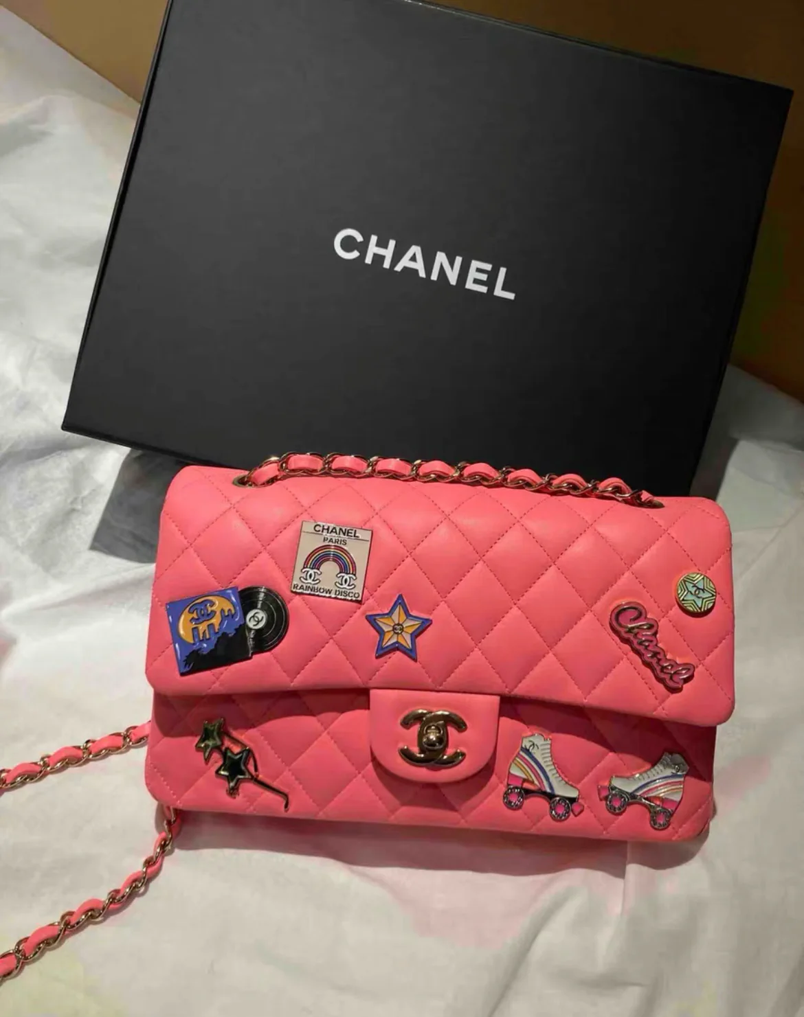 Chanel 24C Flap Bag in Pink Leather Embellished with Charms - Image 2