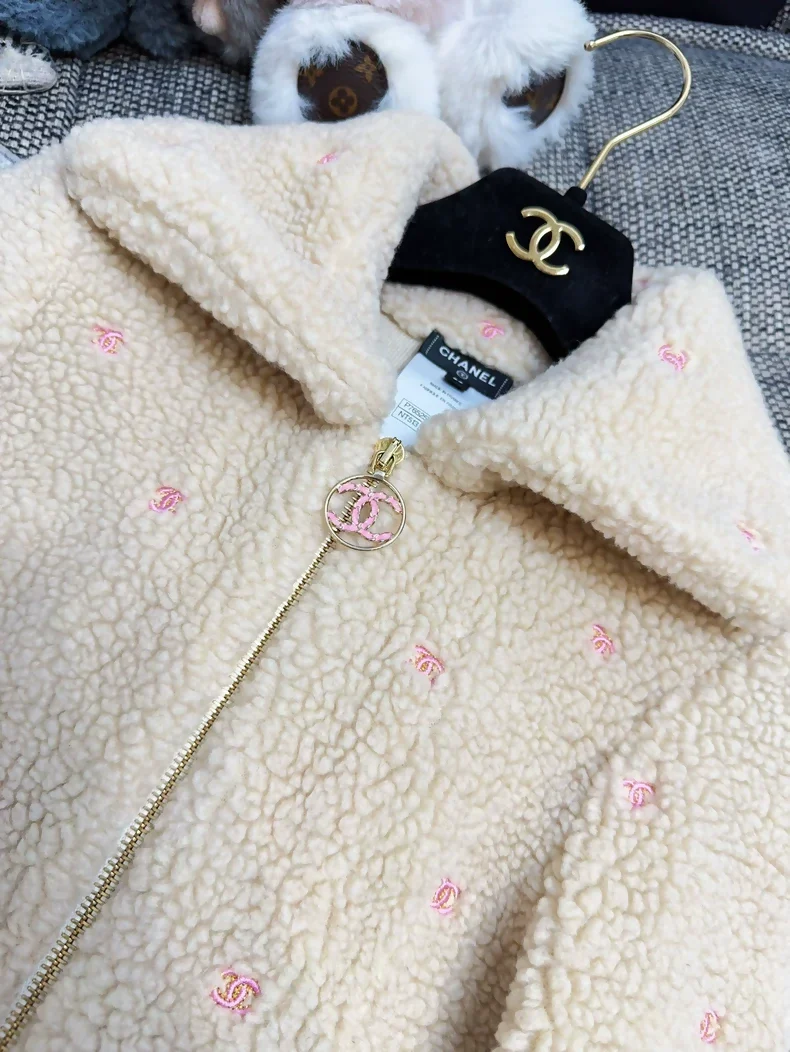 Chanel 24C Khaki Lambswool jacket with Pink Embroidered Double C - Image 3