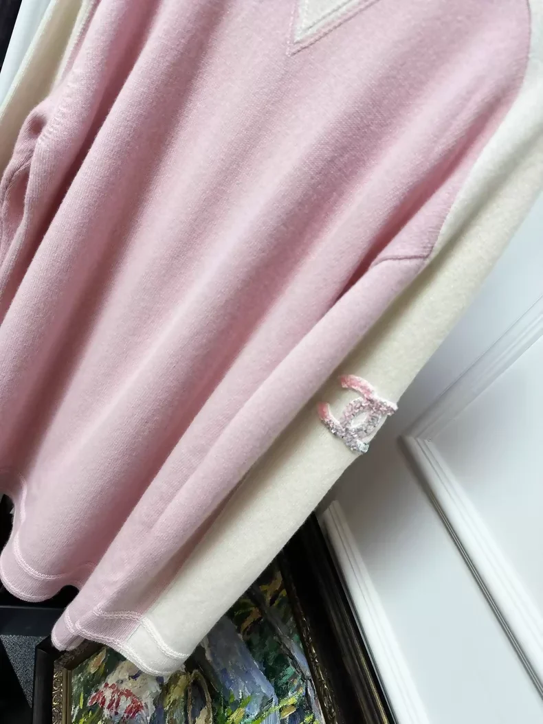 Chanel 24C pink and white cashmere knit dress with double C sequined logo badge - Image 2