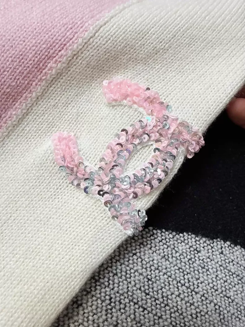 Chanel 24C pink and white cashmere knit dress with double C sequined logo badge - Image 3