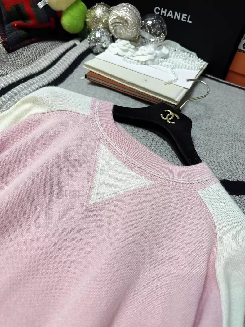 Chanel 24C pink and white cashmere knit dress with double C sequined logo badge - Image 4