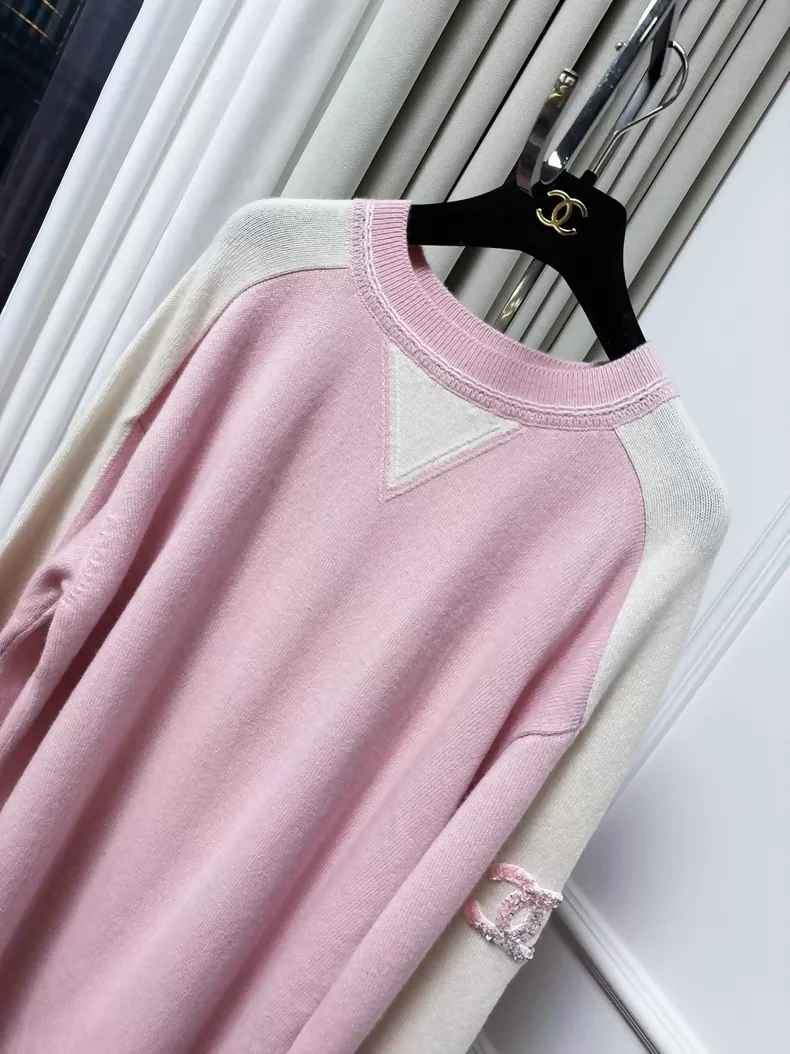 Chanel 24C pink and white cashmere knit dress with double C sequined logo badge - Image 7
