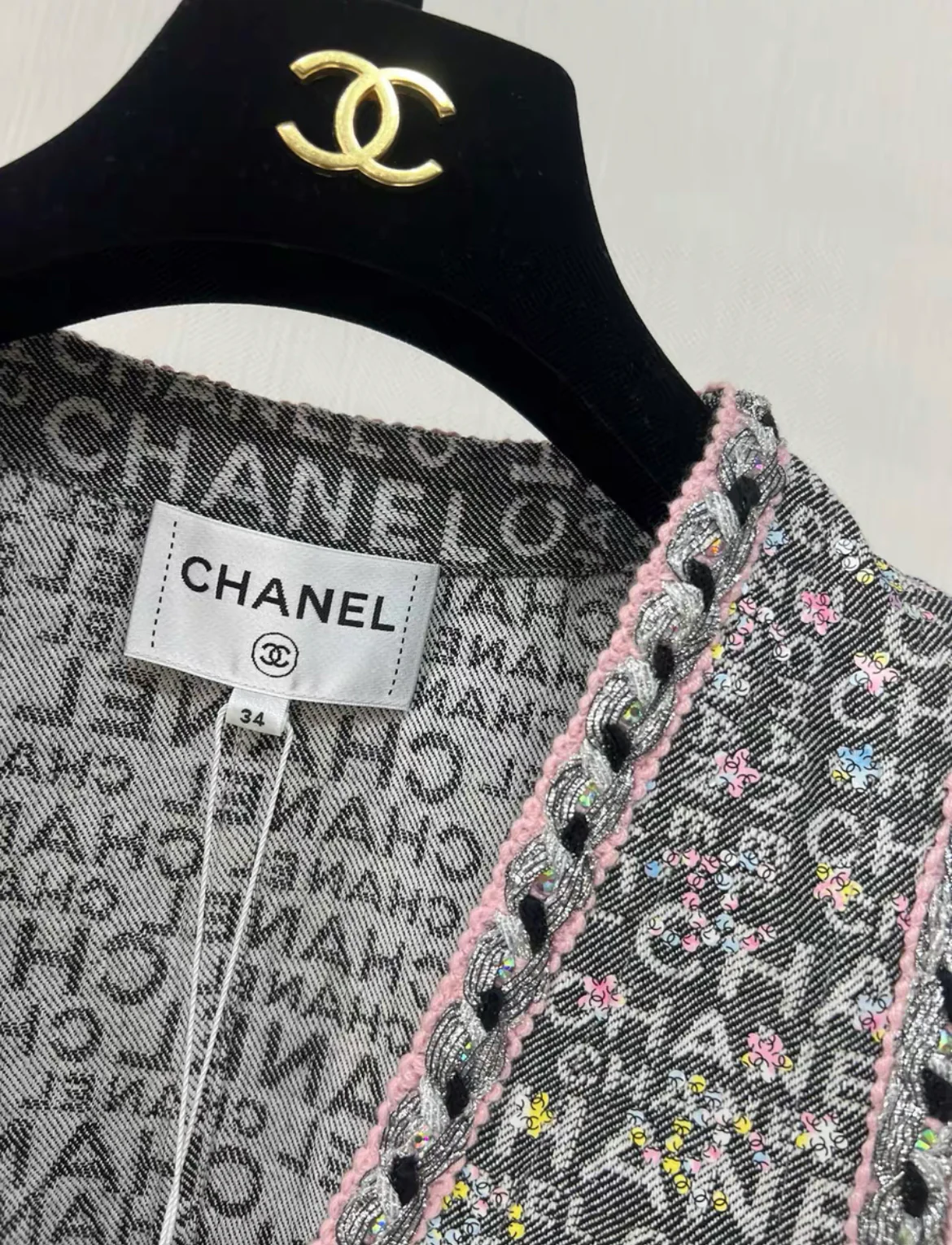 CHANEL 24C RUNWAY VEST BLACK/ ECRU/ MULTICOLOUR size 34 - Image 3