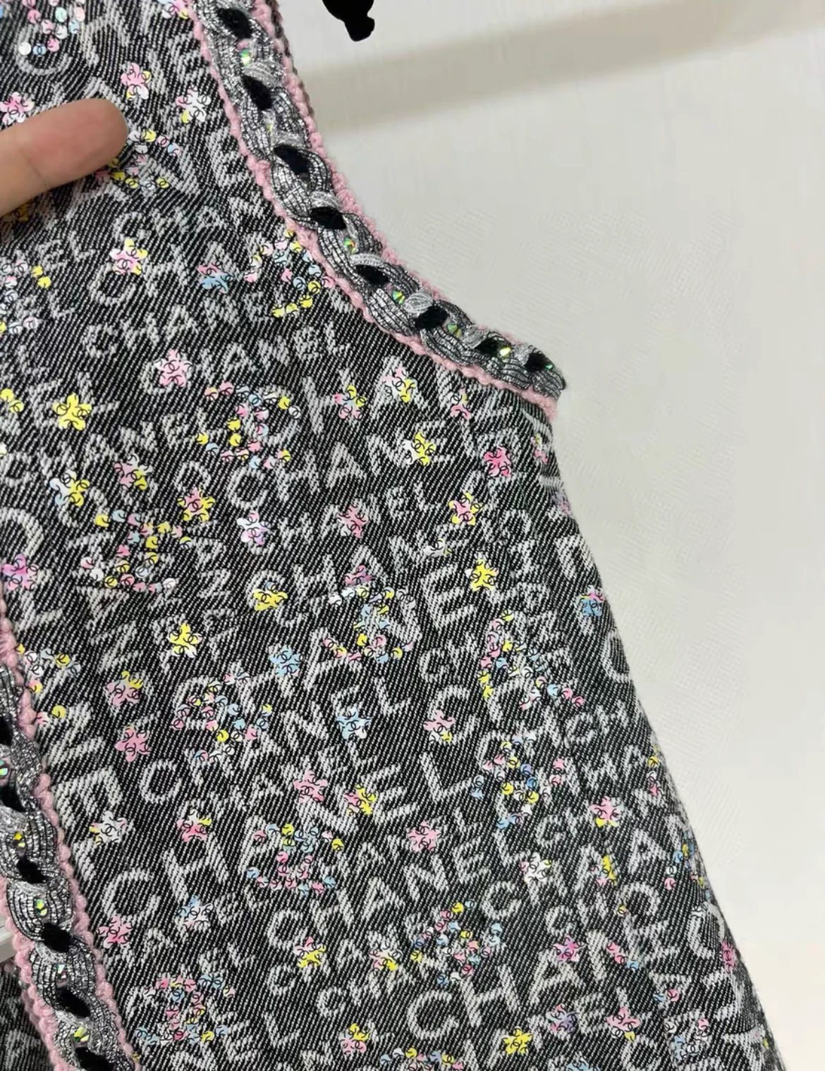 CHANEL 24C RUNWAY VEST BLACK/ ECRU/ MULTICOLOUR size 34 - Image 4