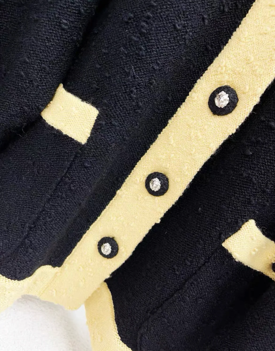 Chanel 24k Cardigan in Wool Black & Light Yellow size 38 - Image 2