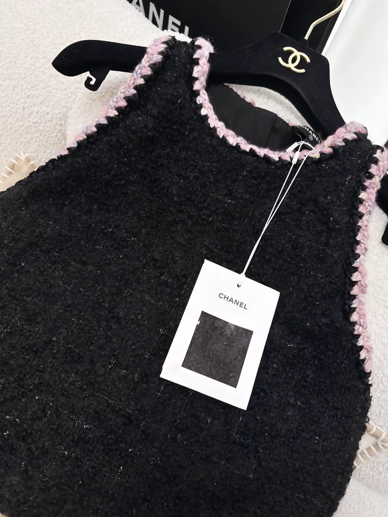 Chanel 24K Black/Pink tweed top - Image 2