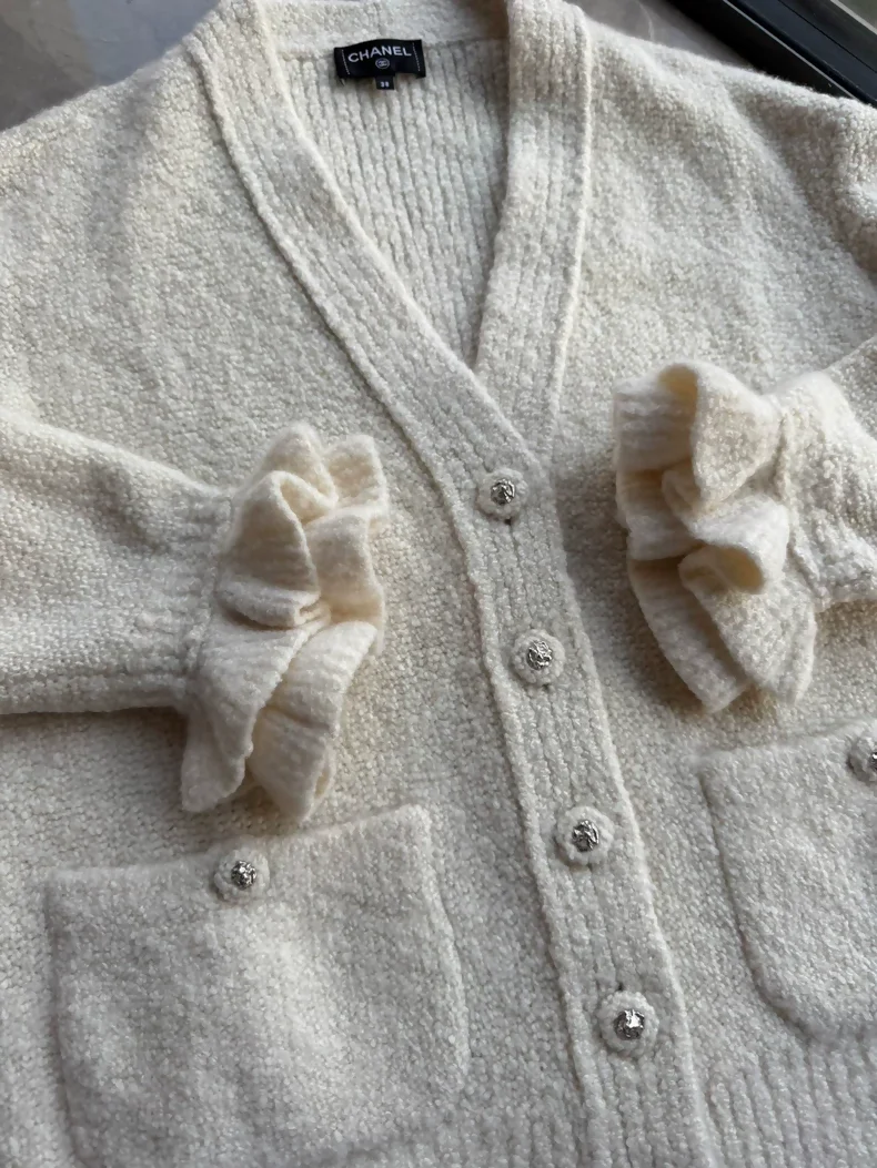 Chanel 24k ecru cardigan - Image 2