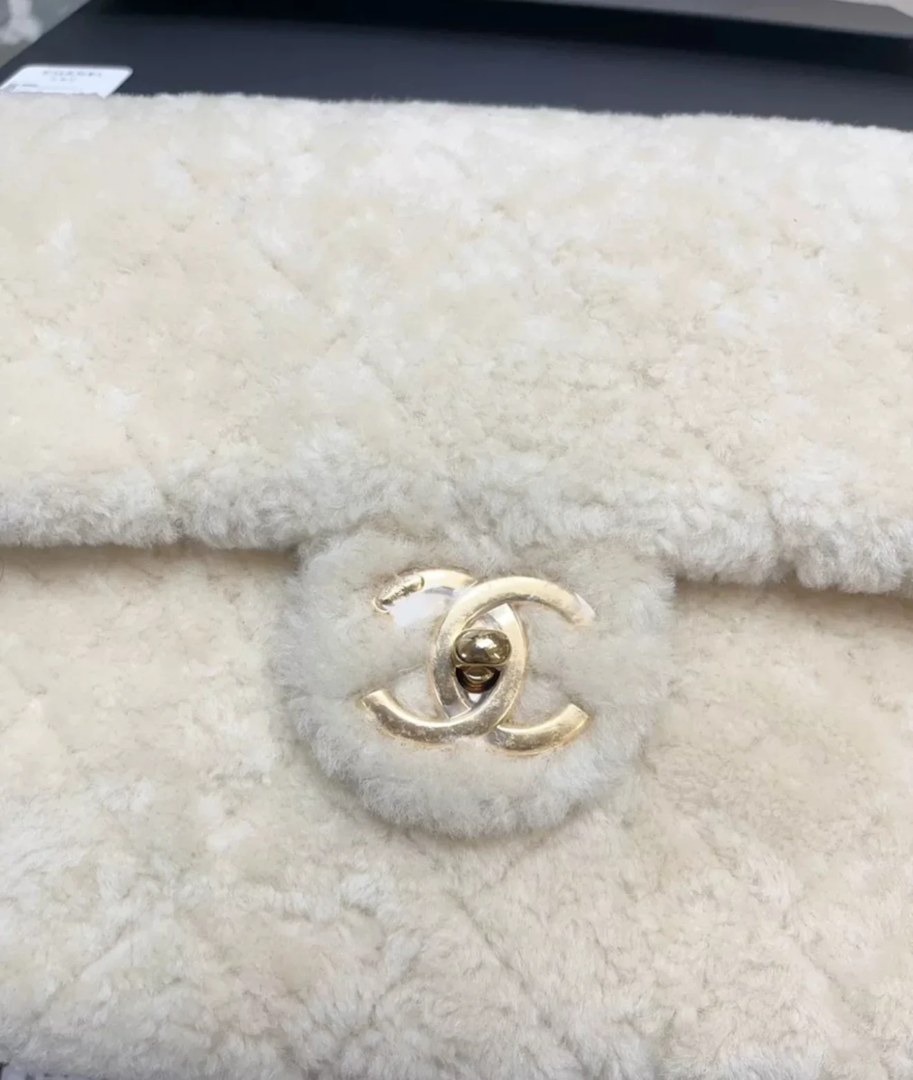 Chanel 24K off-white shearling chain flap bag with gold hardware - Image 4