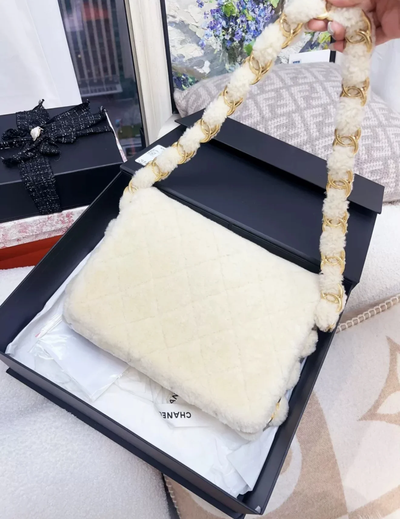 Chanel 24K off-white shearling chain flap bag with gold hardware - Image 5