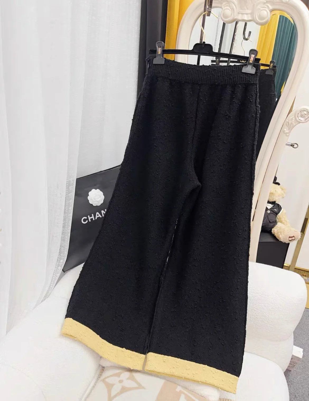 Chanel 24k Pant Wool Black & Light Yellow size 38 - Image 4
