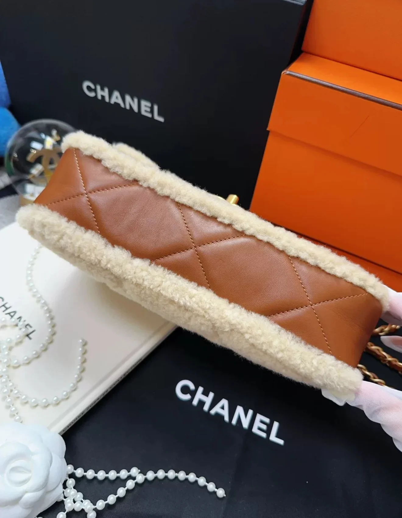 Chanel 24K shearling fur & Brown Leather flap bag - Image 4