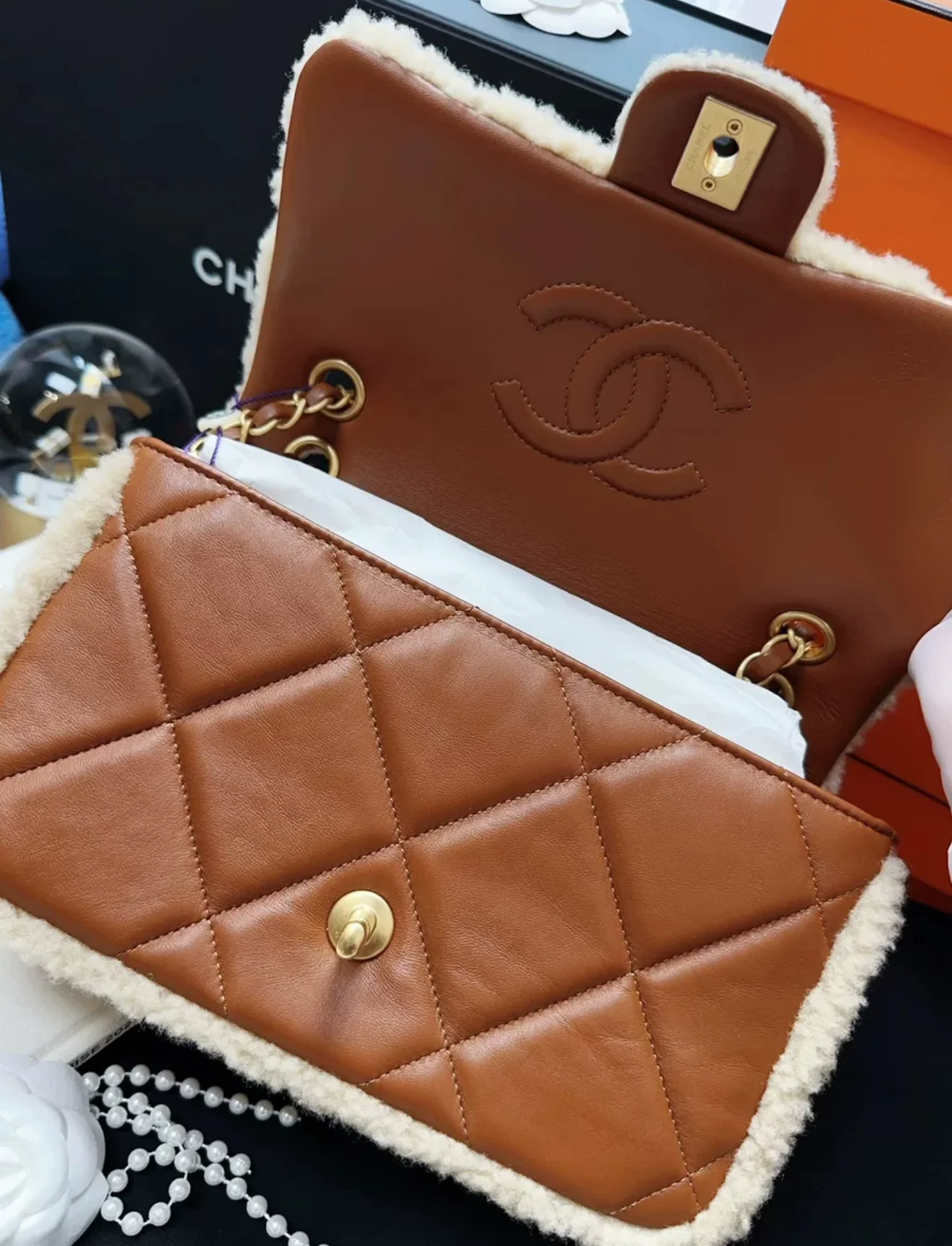 Chanel 24K shearling fur & Brown Leather flap bag - Image 5
