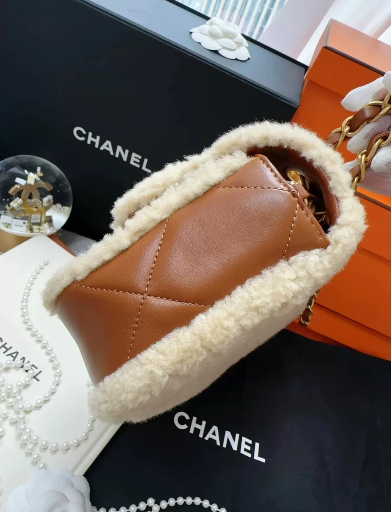 Chanel 24K shearling fur & Brown Leather flap bag - Image 6