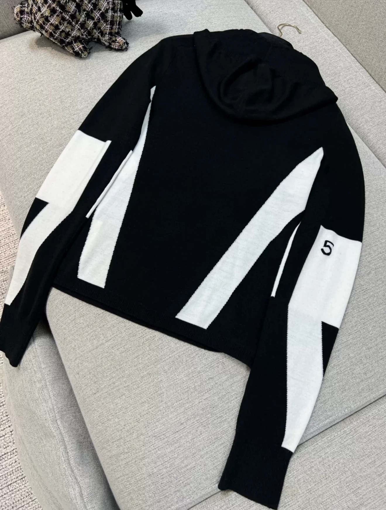Chanel 24N Black & White Wool Pullover - Image 6