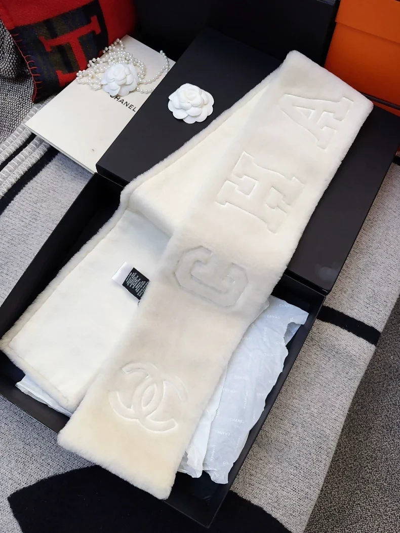 Chanel 24n Coco Neige Ski off-white scarf
