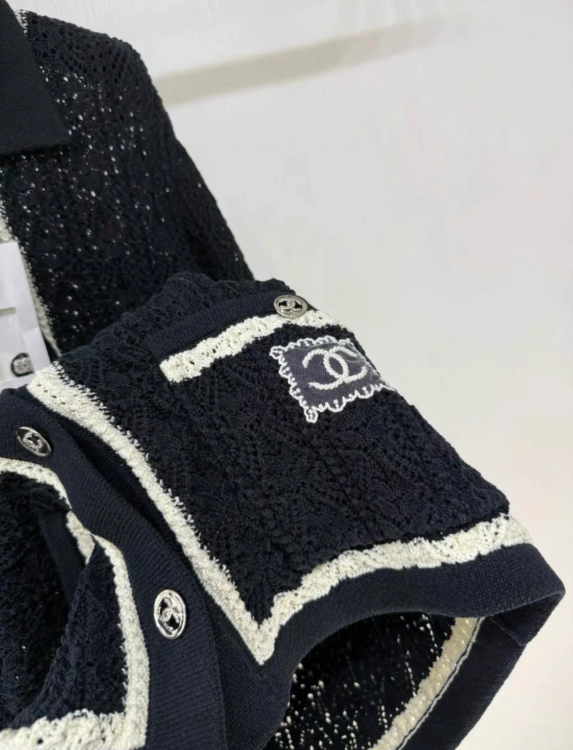 Chanel 24P black and white knitted cardigan size 34 - Image 3