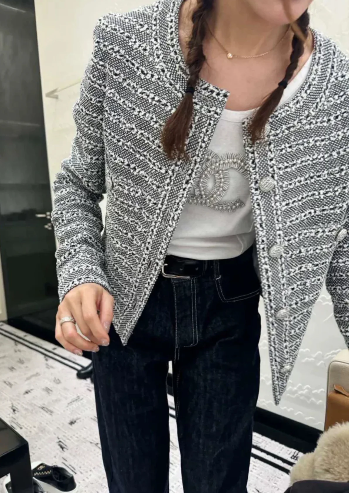 CHANEL 24P Black & White tweed jacket - Image 4