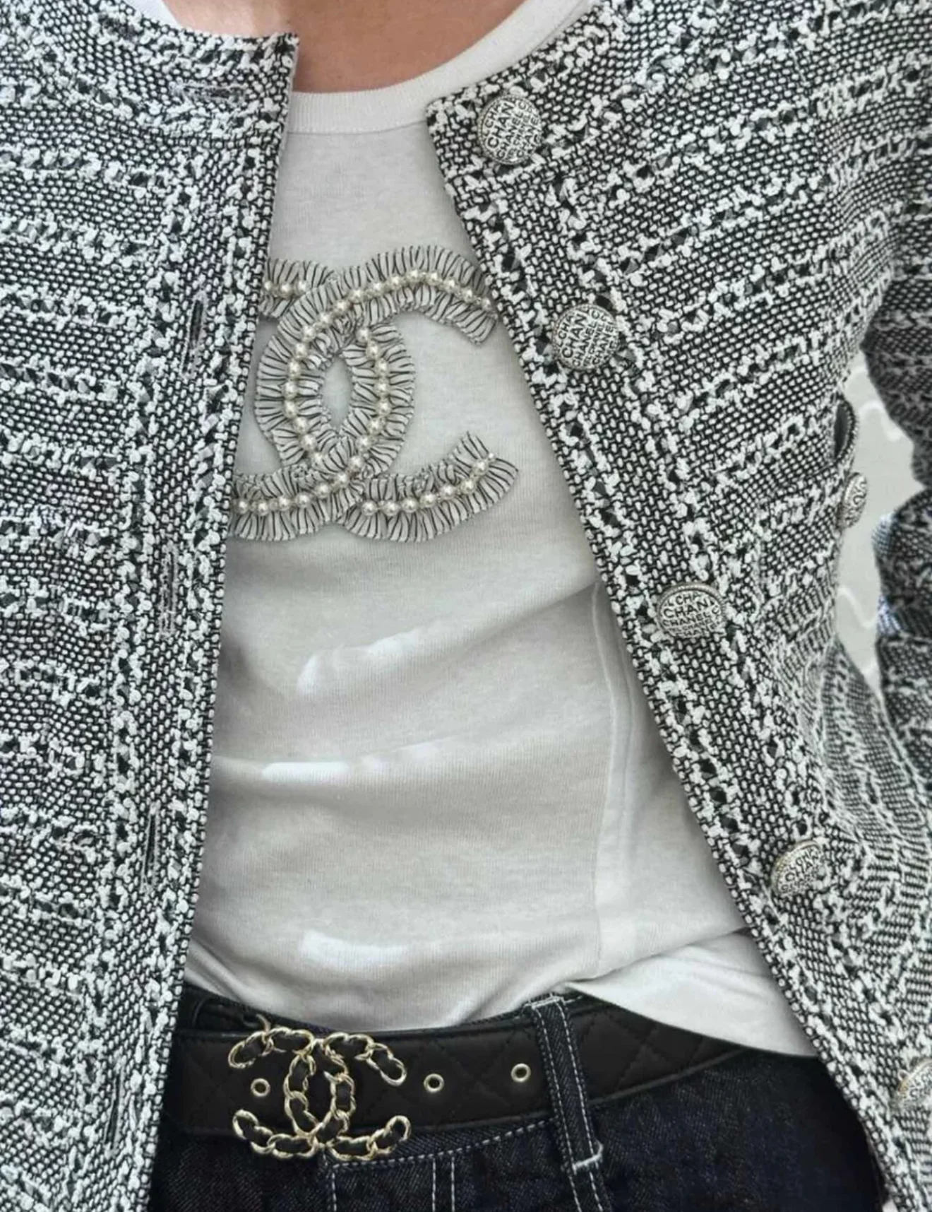 CHANEL 24P Black & White tweed jacket - Image 5