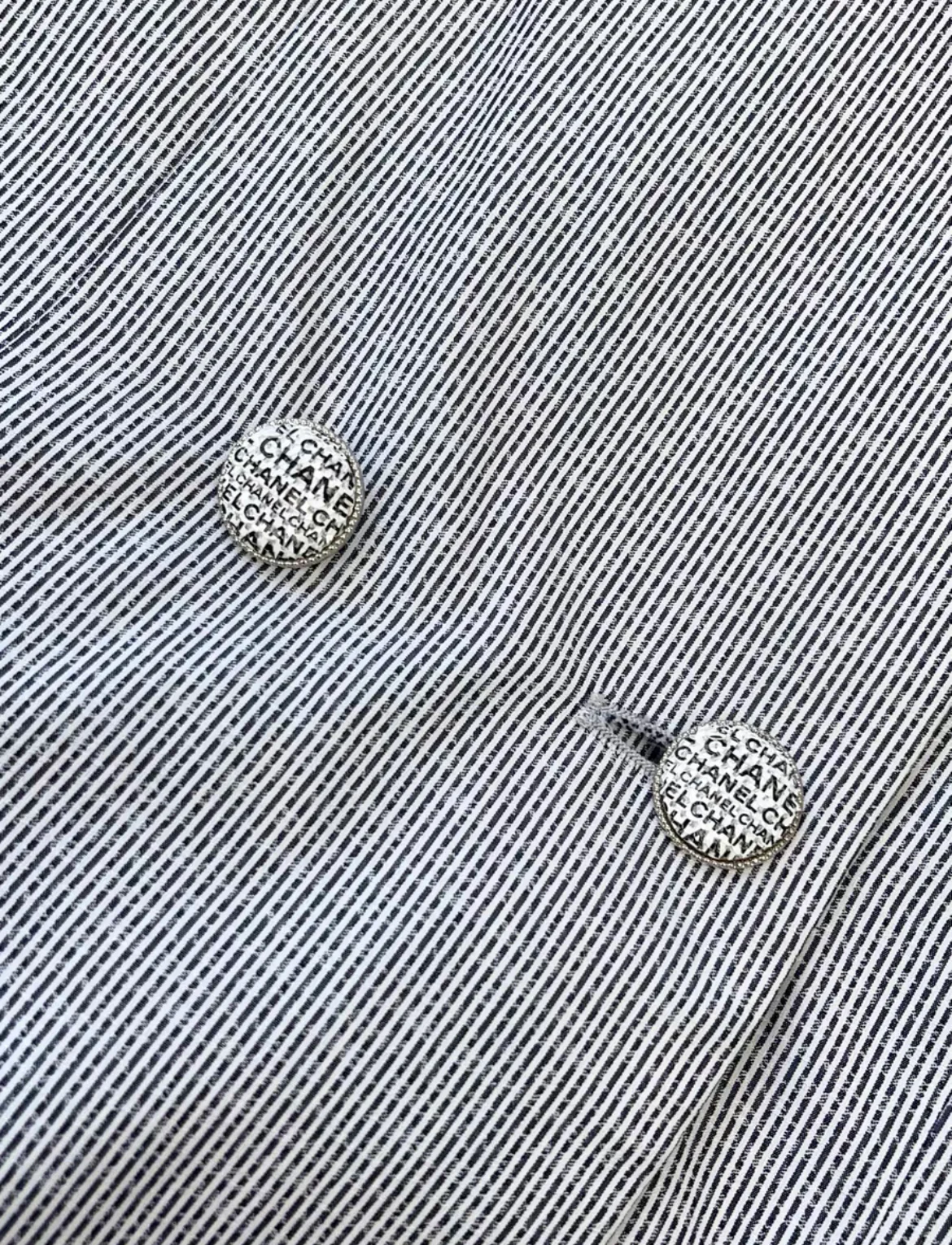 Chanel 24P blue and white striped double C full logo suit jacket size 36 - Image 2
