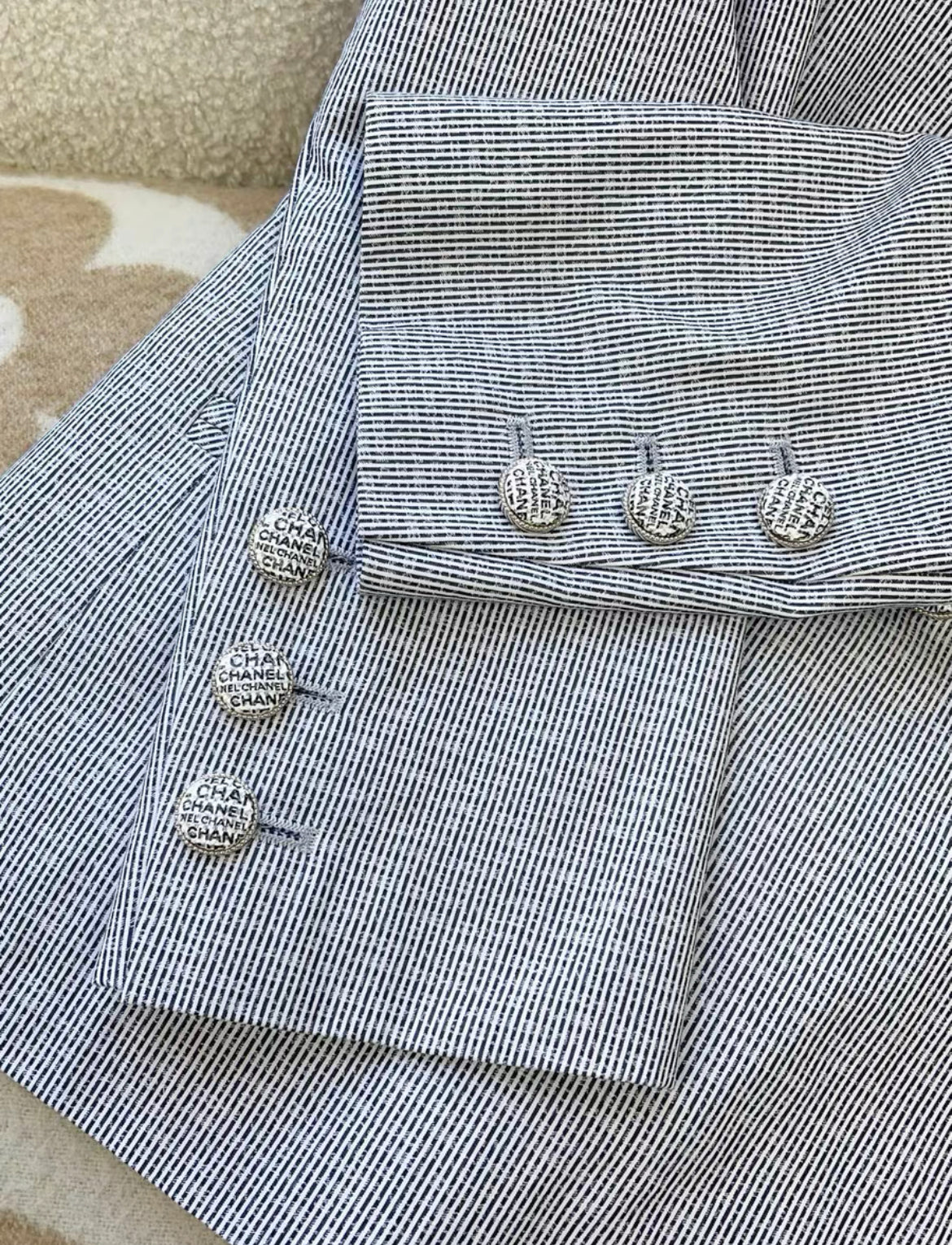 Chanel 24P blue and white striped double C full logo suit jacket size 36 - Image 3