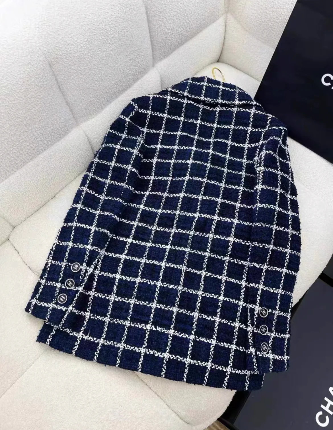 Chanel 24P Blue and White Tweed Jacket size 36 - Image 5