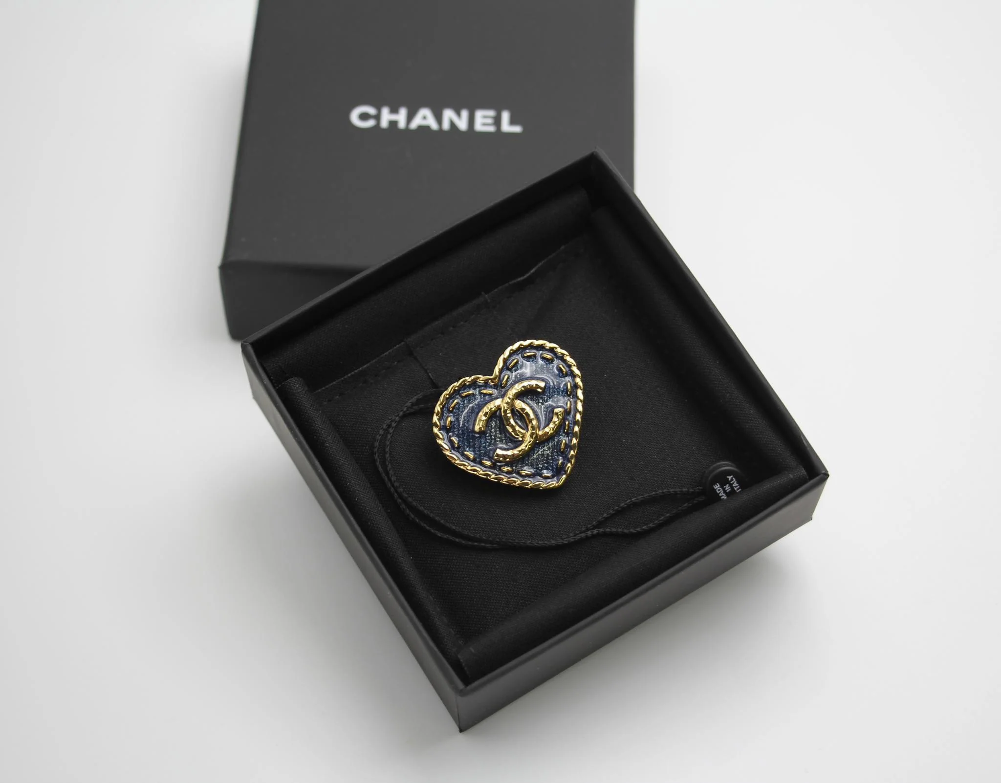 Chanel 24P Metal Spring Denim Heart-Shaped Buckle Brooch - Image 3