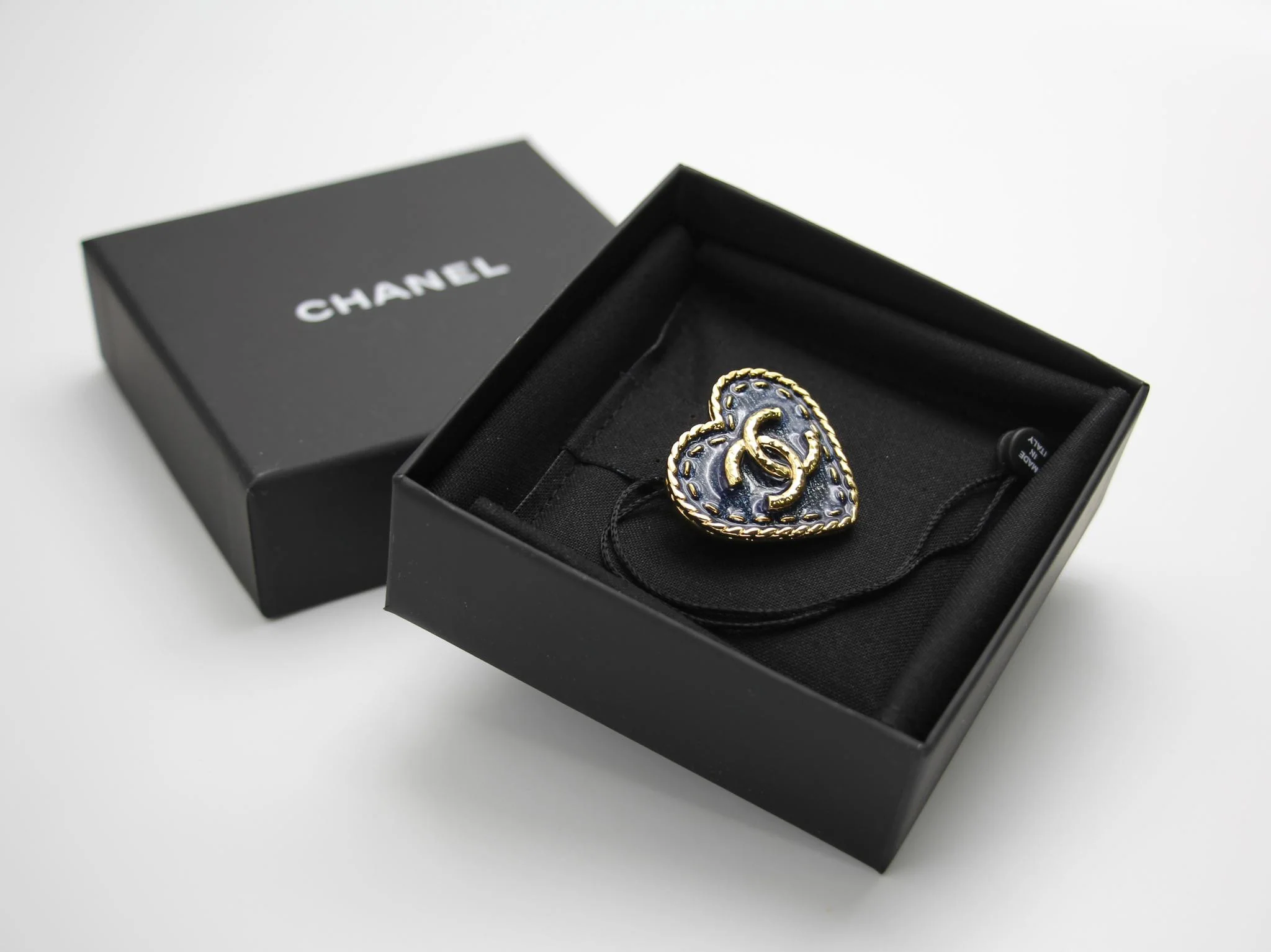 Chanel 24P Metal Spring Denim Heart-Shaped Buckle Brooch - Image 4