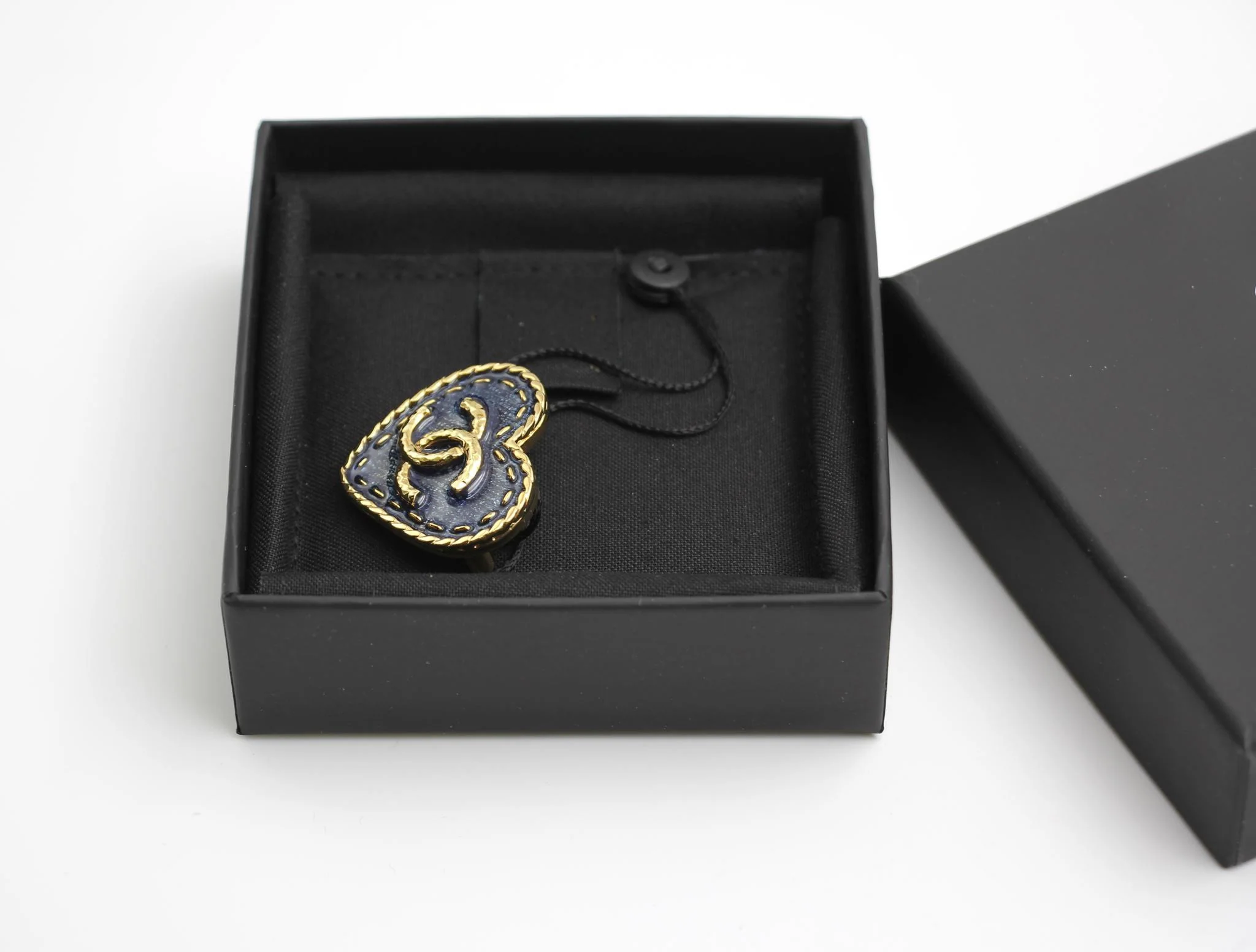 Chanel 24P Metal Spring Denim Heart-Shaped Buckle Brooch - Image 7