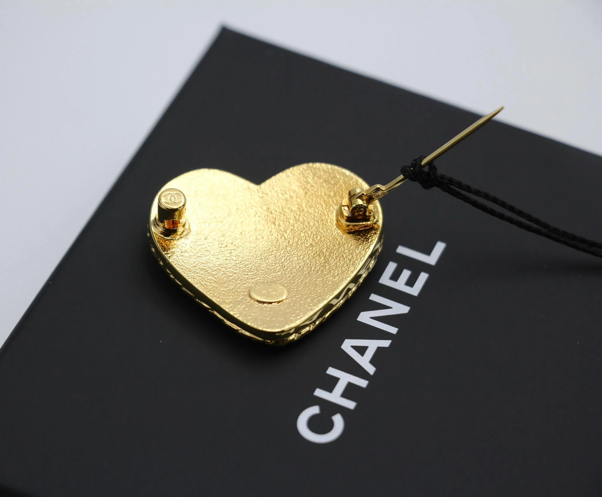 Chanel 24P Metal Spring Denim Heart-Shaped Buckle Brooch - Image 9
