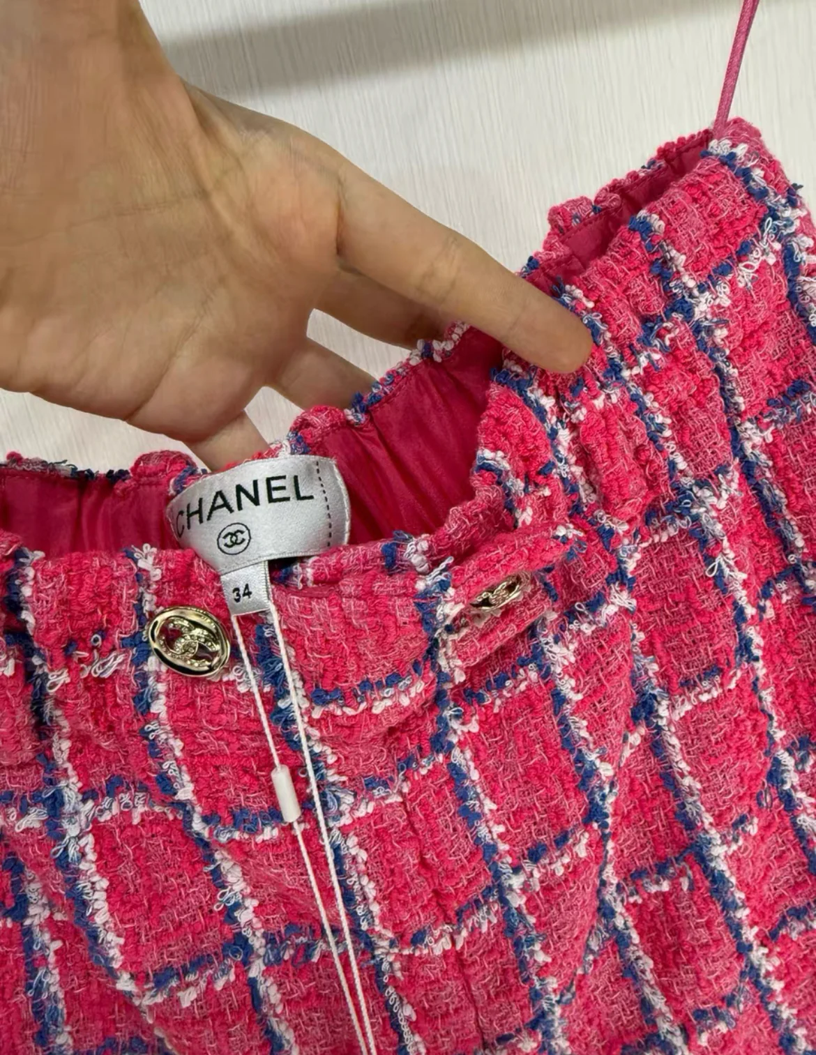 Chanel 24P pink tweed shorts size 34 - Image 2