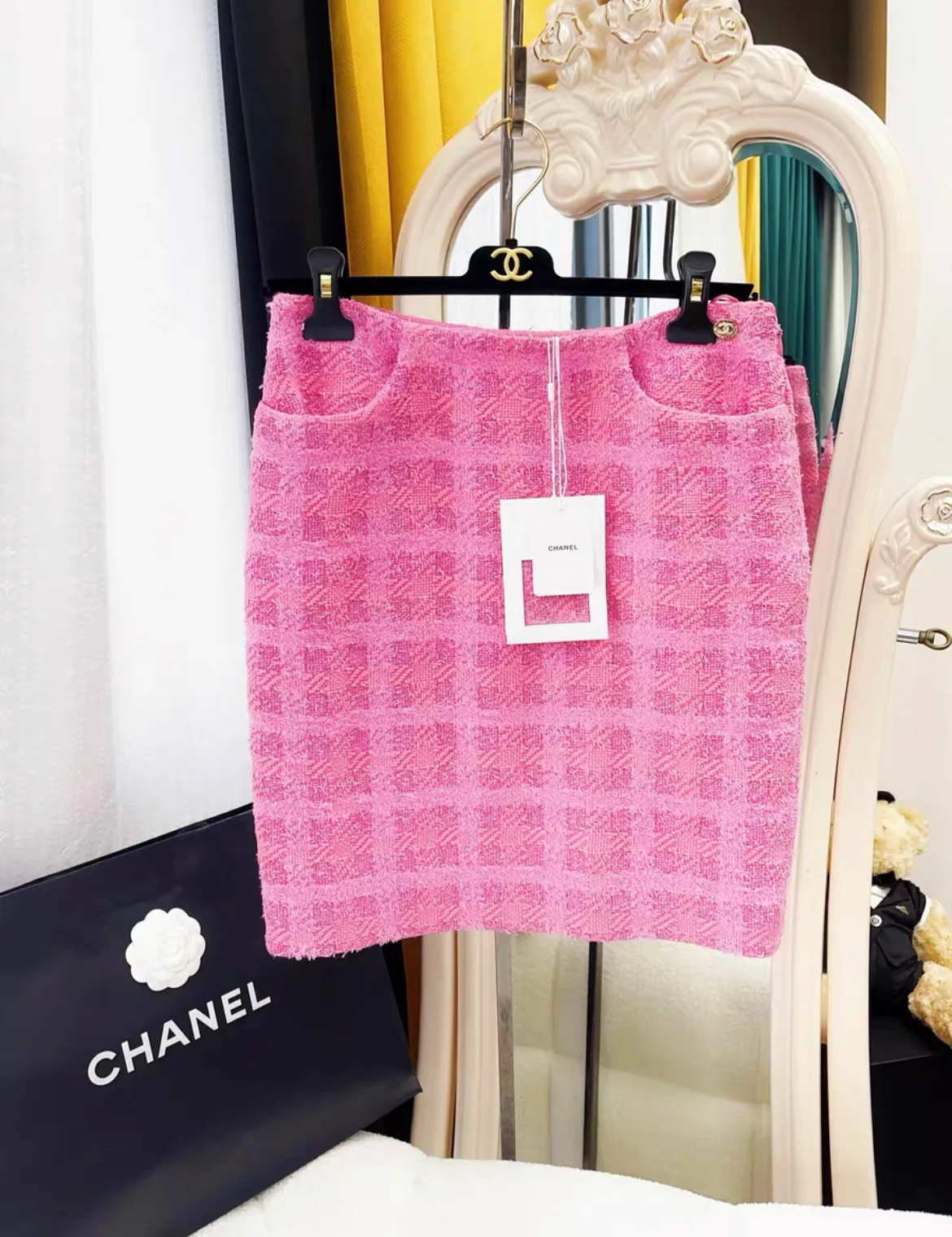 Chanel 24P Pink Tweed Skirt size 36 - Image 2