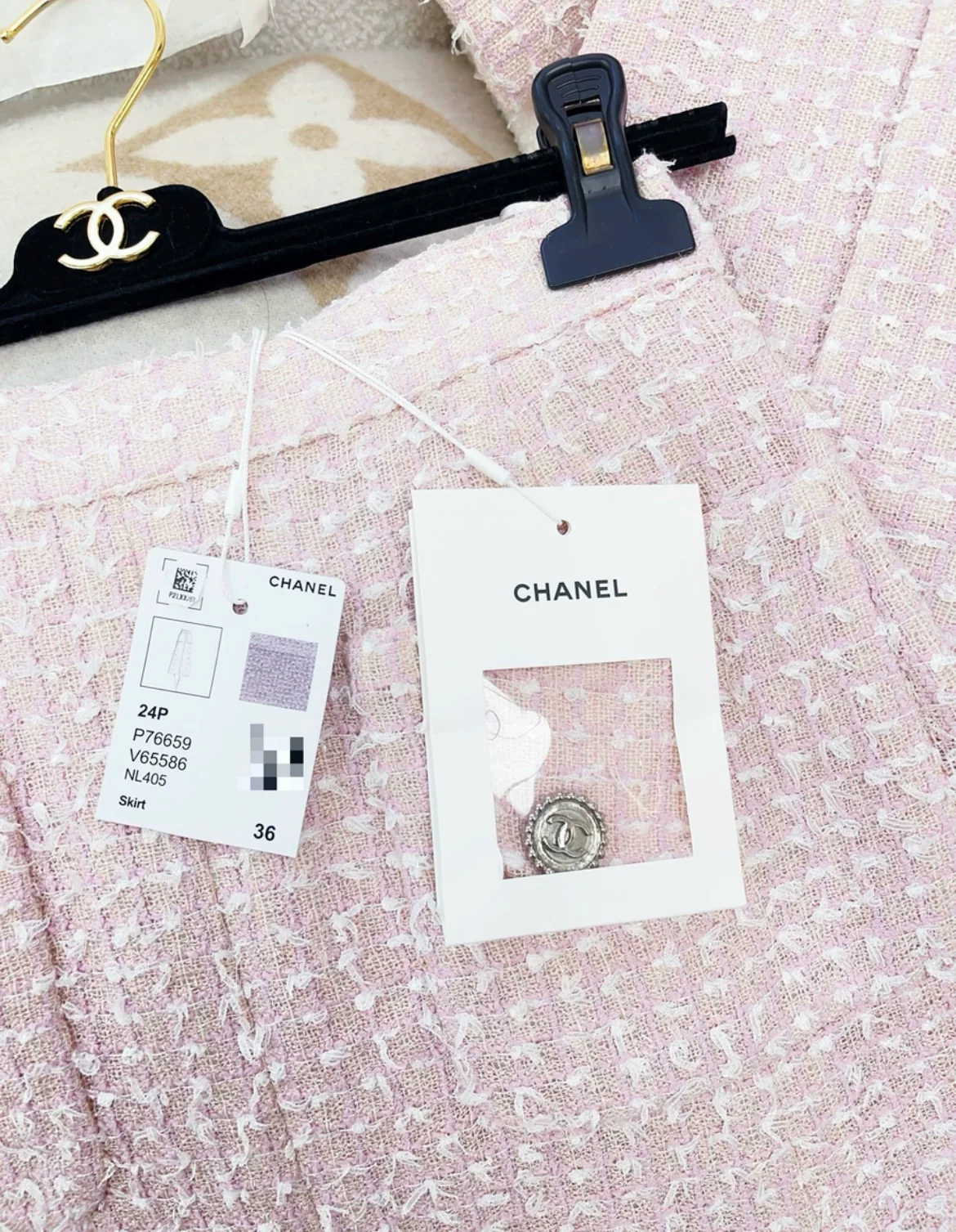 Chanel 24P pink tweed skirt size 36 - Image 2