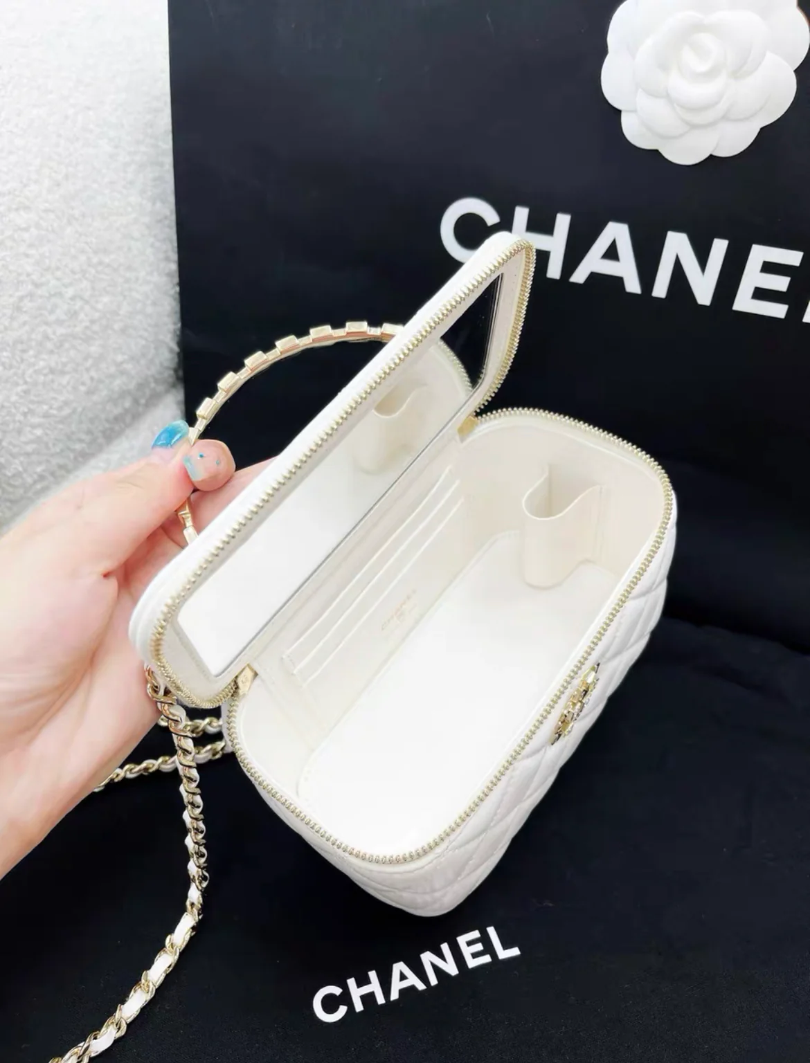 Chanel 24P white gold vanity case handle chain bag - Image 7