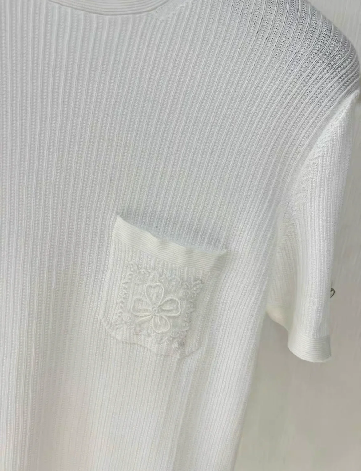 Chanel 24P white knitted top with camellia pocket size 40 - Image 2