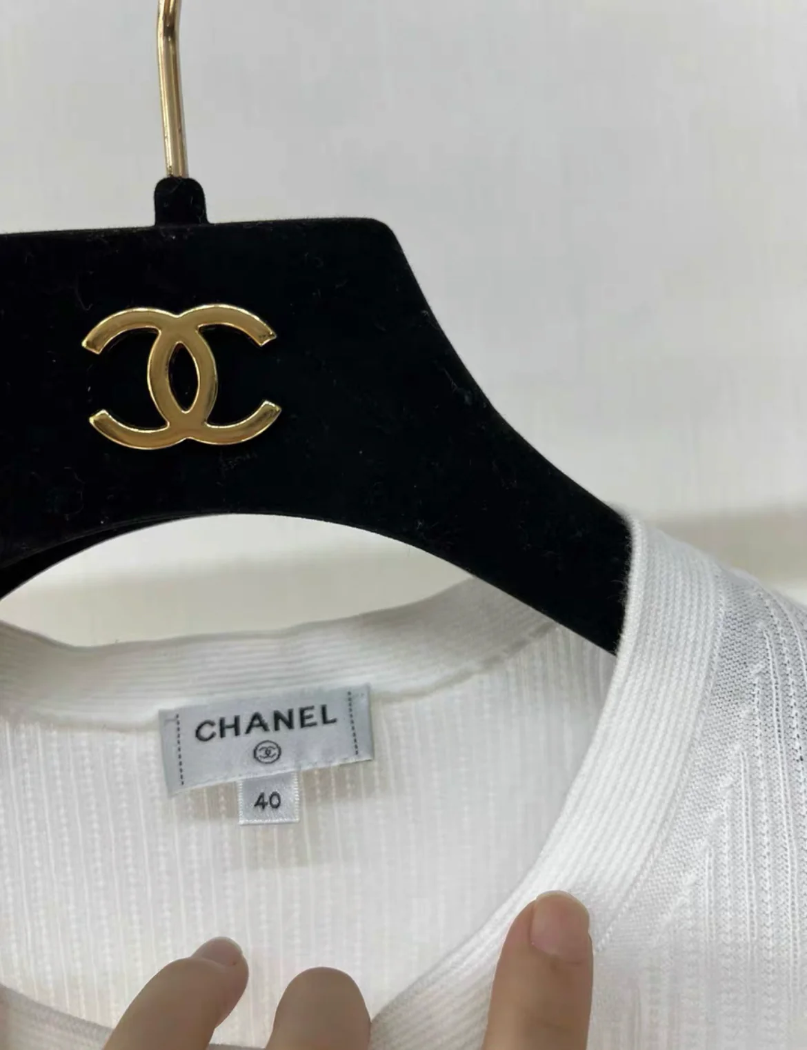Chanel 24P white knitted top with camellia pocket size 40 - Image 3