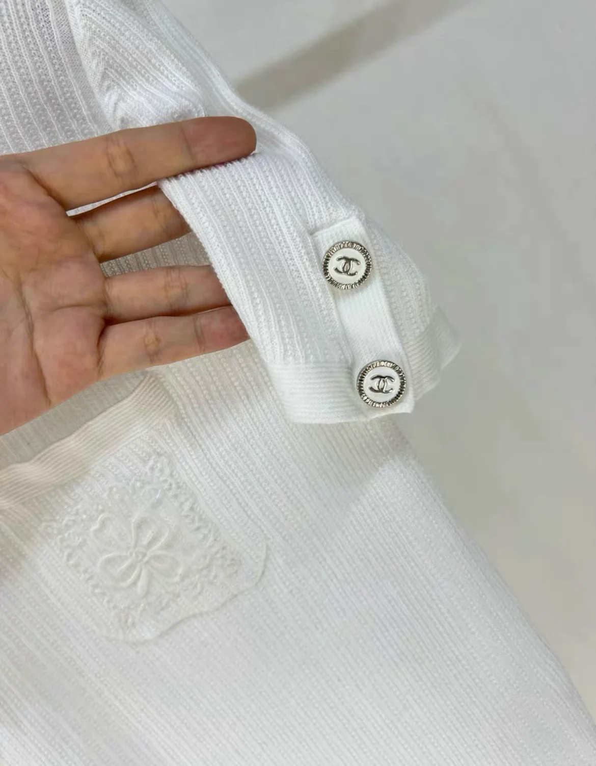 Chanel 24P white knitted top with camellia pocket size 40 - Image 4