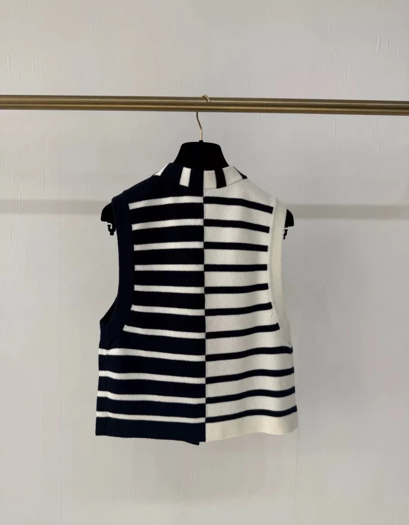 Chanel 24S black and white striped knitted vest - Image 5