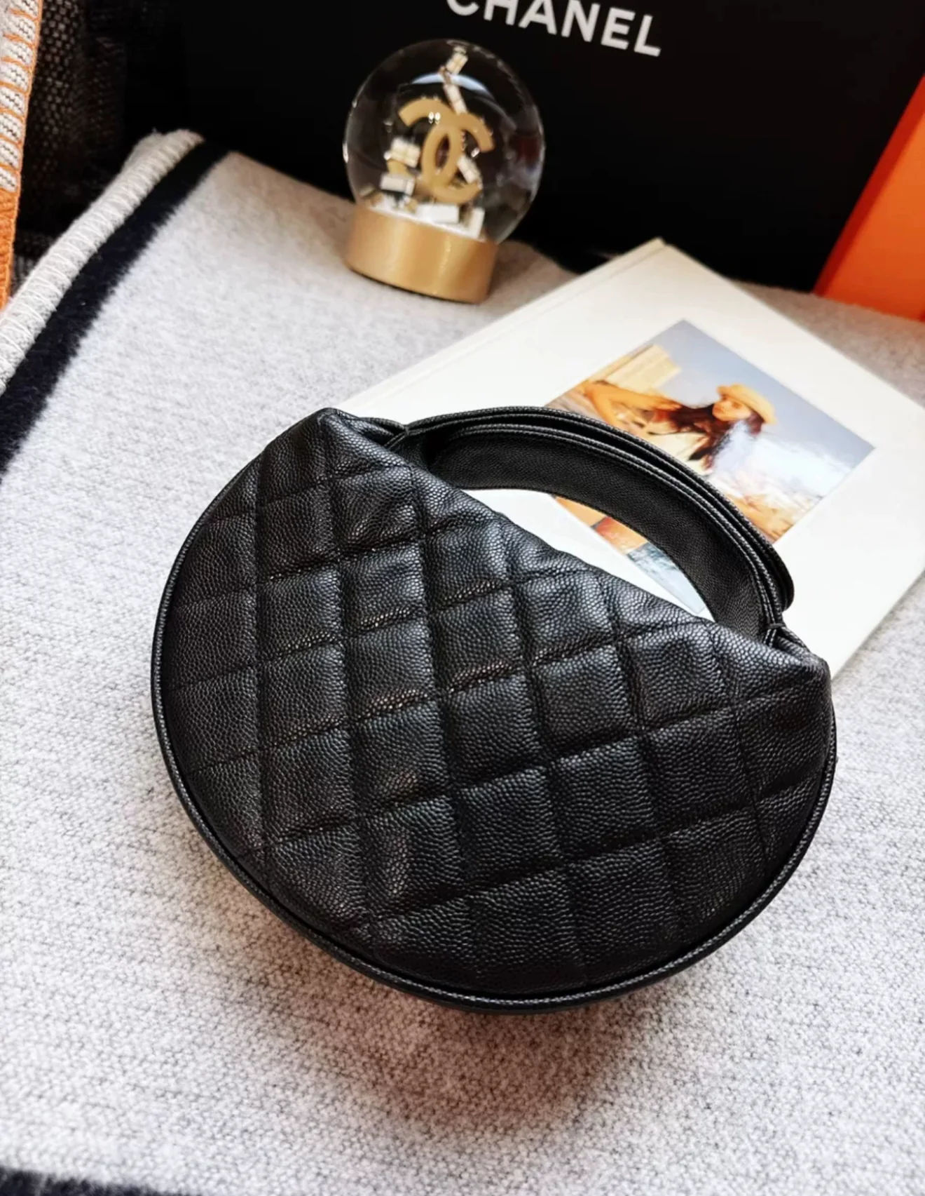Chanel 24S black gold lychee leather bow chain hula hoop bag - Image 2