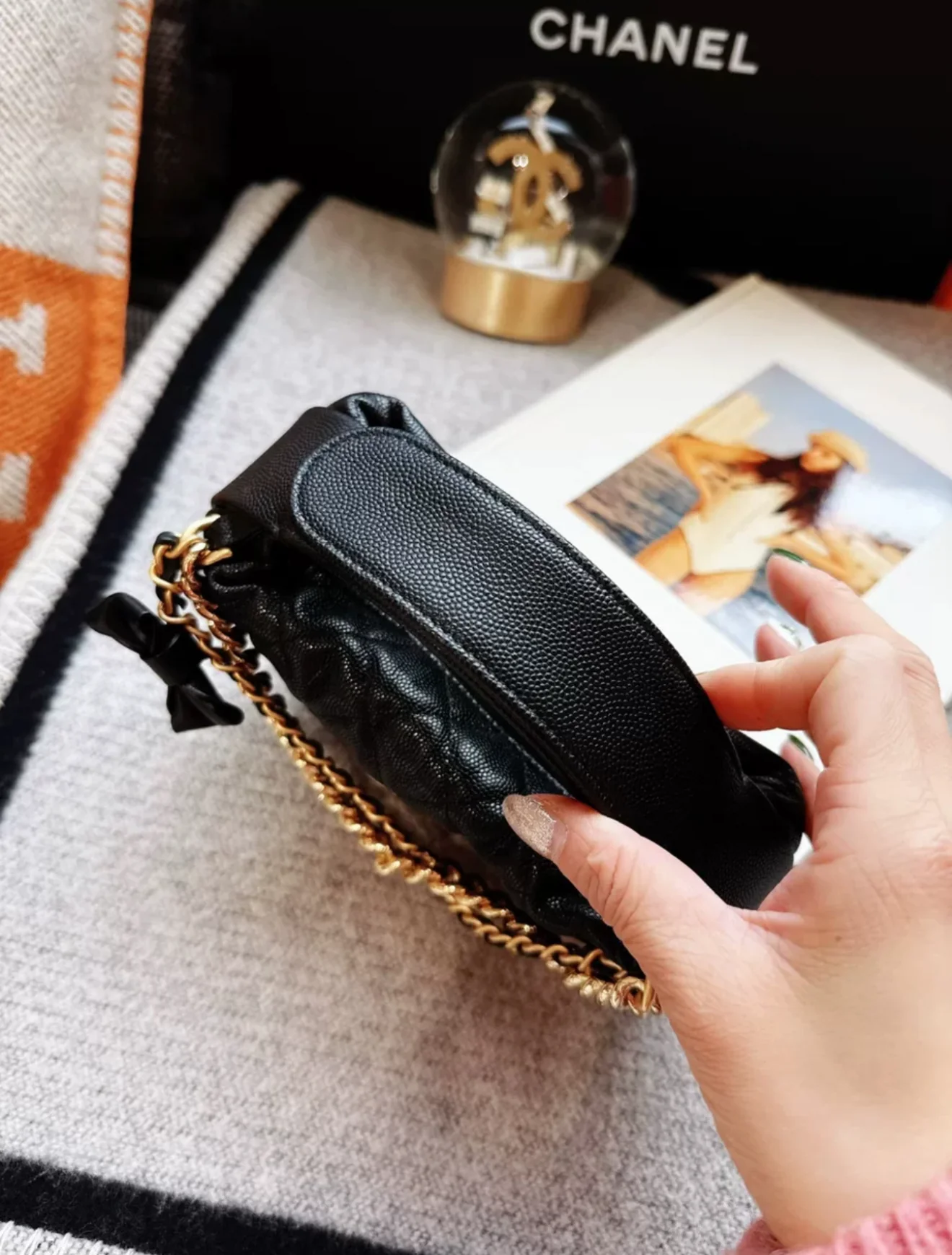 Chanel 24S black gold lychee leather bow chain hula hoop bag - Image 3