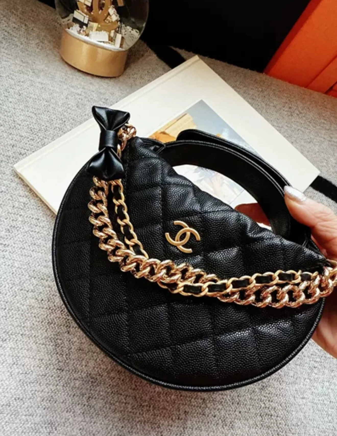 Chanel 24S black gold lychee leather bow chain hula hoop bag - Image 4