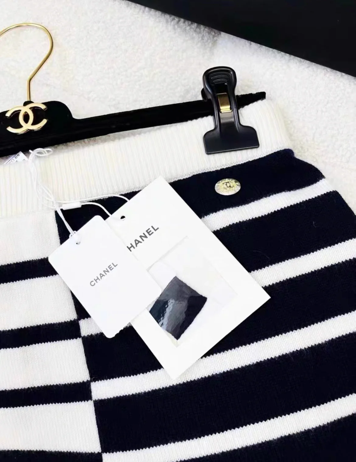 Chanel 24S blue and white striped cashmere shorts size 38 - Image 2