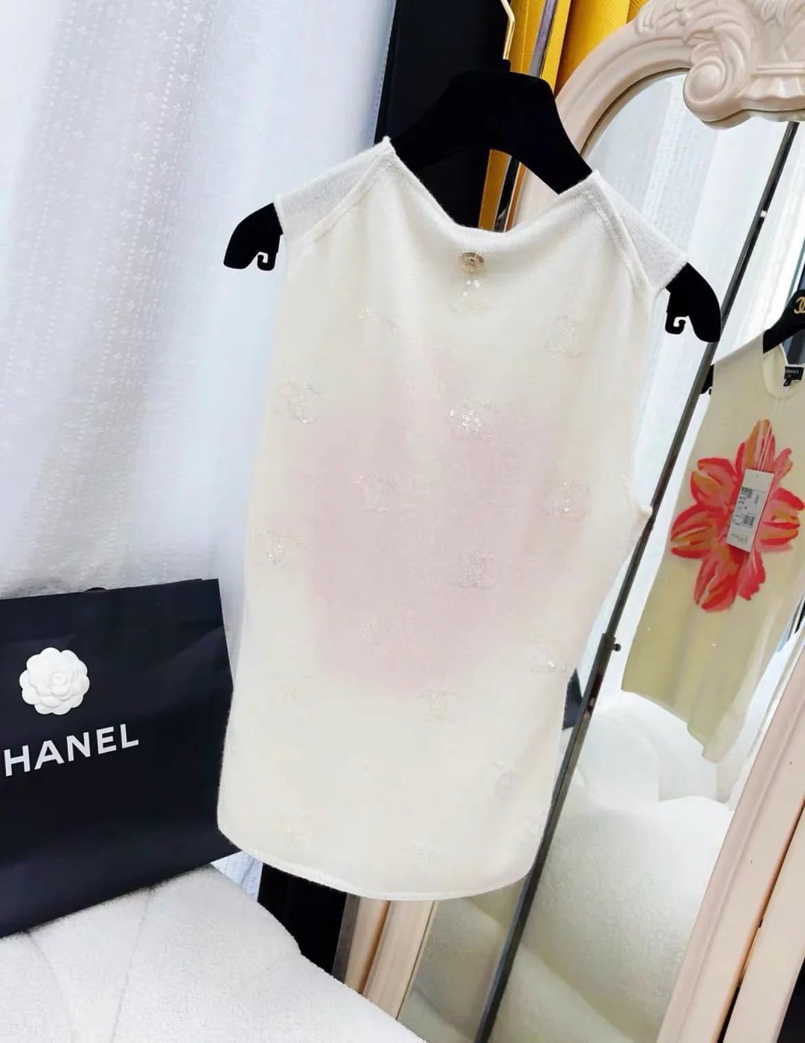 Chanel 24S white, light pink and yellow cashmere & sequins top size 34 - Image 5