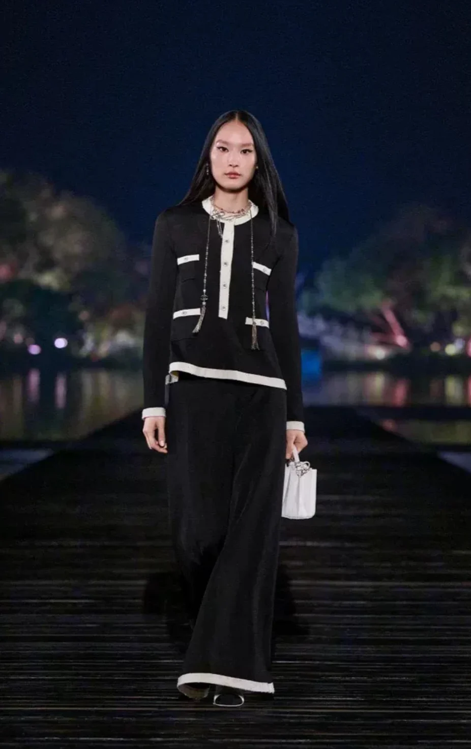 Chanel 25A Black & Ecru Skirt - Image 2